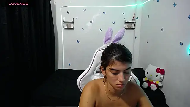 hello kityy25 online show from February 14, 2025, 1:56 am