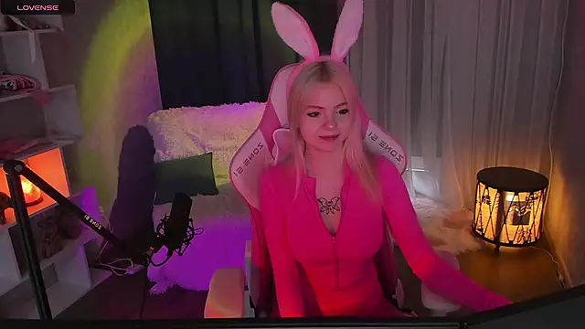 AshleySnowflake online show from March 16, 2025, 12:33 pm