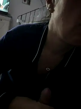 Snapshot of EMIeISL chatting on October 31, 2025, 9:27 pm EMIeISL online show from October 31, 2025, 9:27 pm