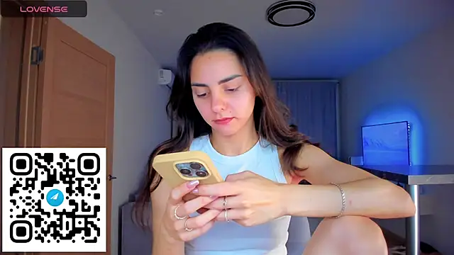 EmiliaZen online show from November 24, 2025, 5:12 pm