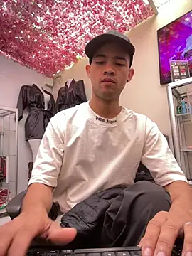 Snapshot of Twink_X chatting on February 17, 2025, 2:04 pm Twink X online show from February 17, 2025, 2:04 pm