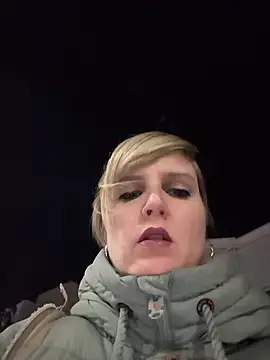 Sexybiene969 online show from November 27, 2025, 5:04 pm