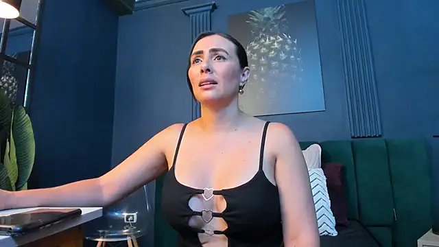 scarlet edwars online show from April 6, 2026, 6:31 pm