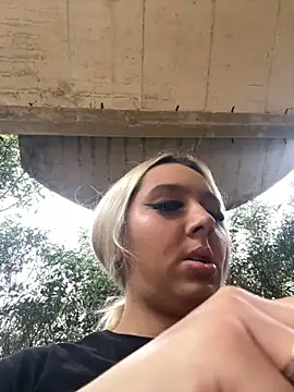 hotamanda01 online show from December 3, 2025, 12:47 pm