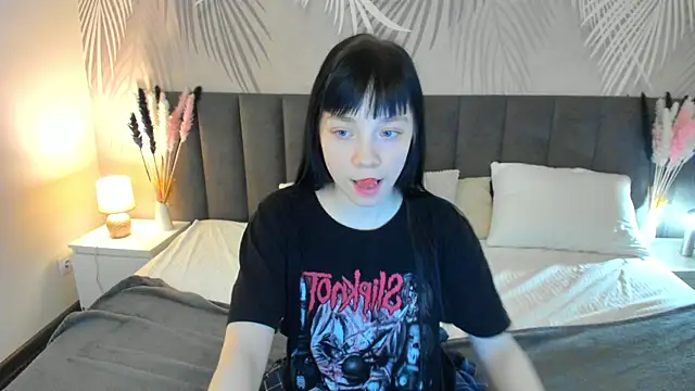 SkinyJoyce online show from March 4, 2025, 8:13 am
