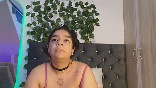 Snapshot of lauravince chatting on June 17, 2026, 12:02 am lauravince online show from June 17, 2026, 12:02 am