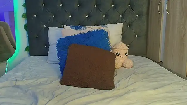 Snapshot of lauravince chatting on July 2, 2026, 9:43 pm lauravince online show from July 2, 2026, 9:43 pm