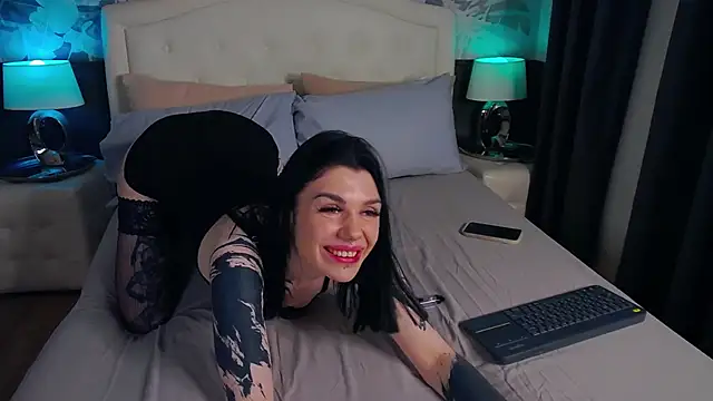 Snapshot of MaeveMoon chatting on October 13, 2025, 6:08 pm MaeveMoon online show from October 13, 2025, 6:08 pm