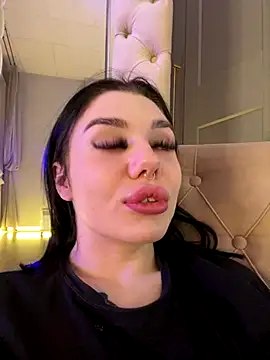 Snapshot of MaeveMoon chatting on November 13, 2025, 6:18 pm MaeveMoon online show from November 13, 2025, 6:18 pm