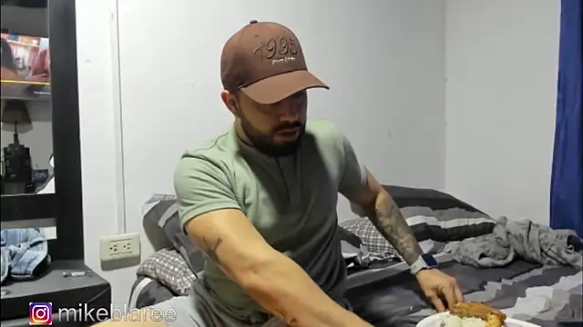 Snapshot of mikeblaree chatting on November 3, 2025, 4:30 pm mikeblaree online show from November 3, 2025, 4:30 pm