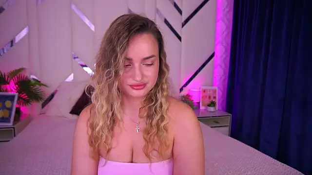 LindsieGreyy online show from October 19, 2025, 7:20 am