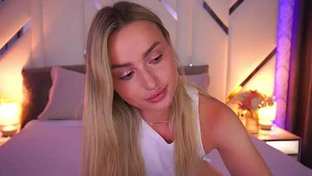 Snapshot of LindsieGreyy chatting on July 11, 2026, 1:03 pm LindsieGreyy online show from July 11, 2026, 1:03 pm