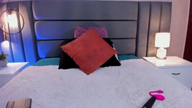 MiaHertz online show from November 13, 2025, 12:42 am