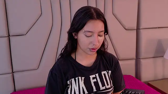 ParanoidTemptaion  online show from May 29, 2026, 11:41 am
