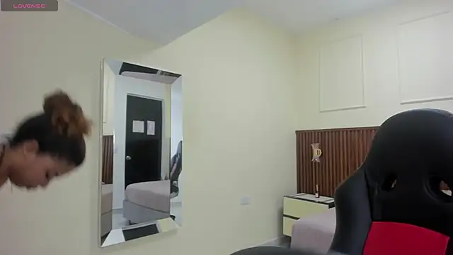 MELINAMARTINS online show from October 3, 2025, 1:19 pm