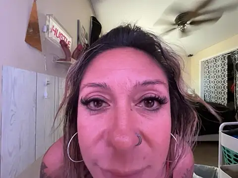 Snapshot of bossyroxy84 chatting on October 22, 2025, 5:13 pm bossyroxy84 online show from October 22, 2025, 5:13 pm