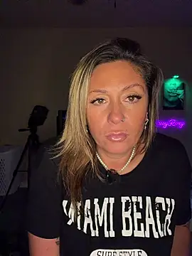 bossyroxy84 online show from November 30, 2025, 11:09 pm