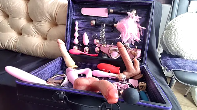 Chanel Noire online show from March 8, 2025, 2:08 pm