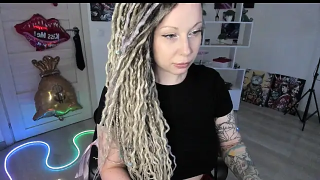 Snapshot of HoneySallyMoore chatting on May 20, 2026, 10:32 am HoneySallyMoore online show from May 20, 2026, 10:32 am