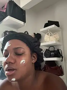 Daphnewalker   online show from April 15, 2026, 1:51 pm