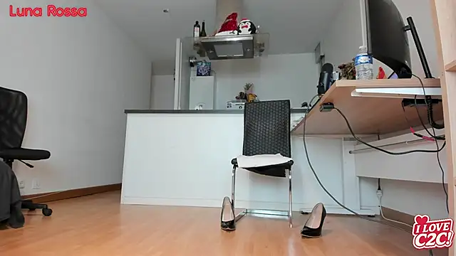 LunaRossaCam online show from February 12, 2026, 6:14 pm