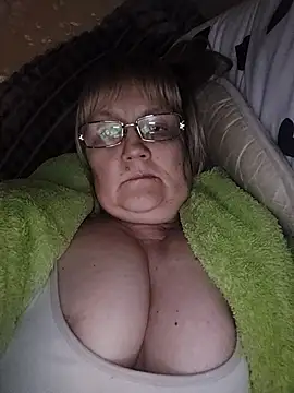 Snapshot of Violet5364 chatting on May 3, 2026, 8:26 pm Violet5364 online show from May 3, 2026, 8:26 pm