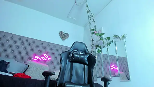 Naomii Viper online show from October 15, 2025, 11:10 am