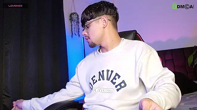 isaac-saenz online show from October 6, 2025, 11:02 pm