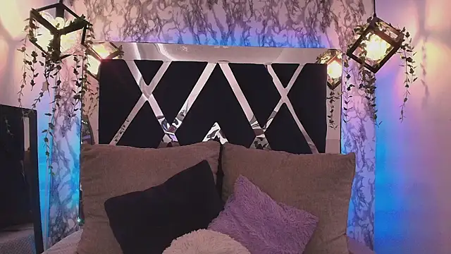 charlotte bluee online show from October 6, 2025, 6:49 pm