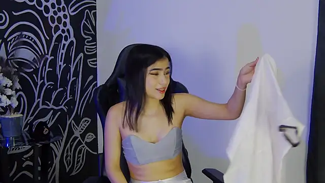 Arii moon online show from December 17, 2025, 7:42 pm