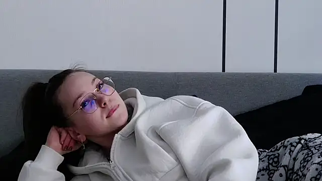 -Amora online show from March 31, 2026, 11:21 am