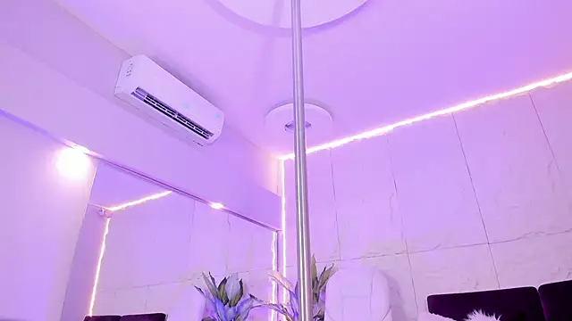 MelanieHillss online show from December 4, 2025, 4:11 am