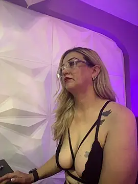 Azaahara  online show from February 26, 2026, 2:05 pm