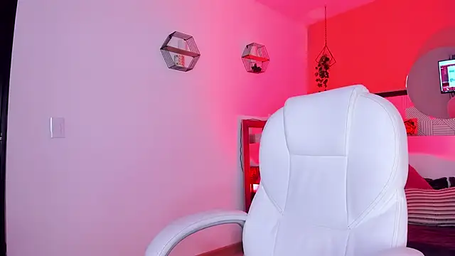 Bella walker  online show from April 13, 2026, 8:47 pm