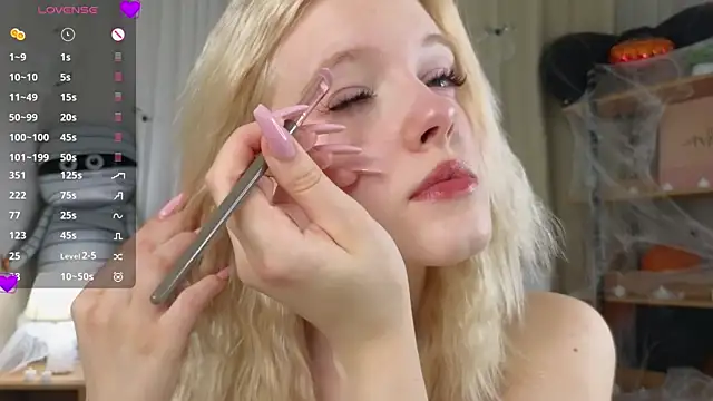 EdlaHewell online show from November 6, 2025, 11:22 am