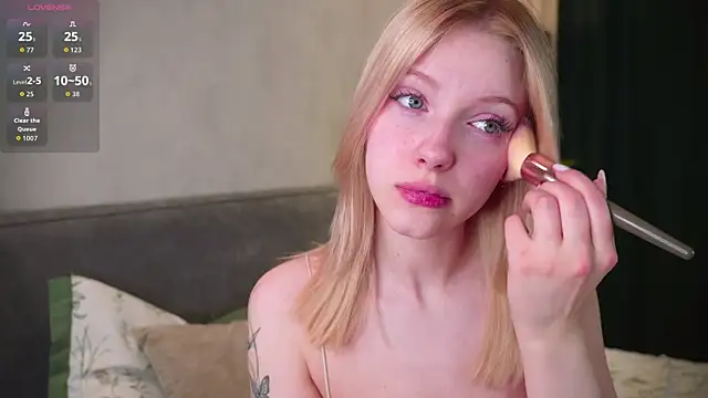 EdlaHewell online show from April 11, 2026, 11:42 pm