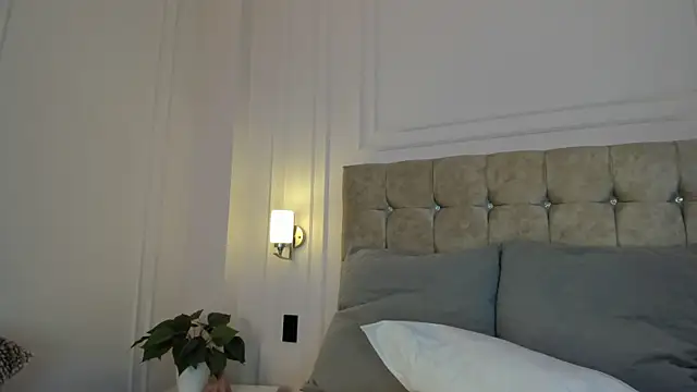 JasmineRoss 1 online show from November 4, 2025, 7:02 pm