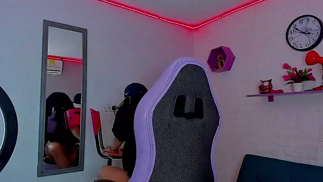 melany rouse18 online show from October 1, 2025, 4:13 pm