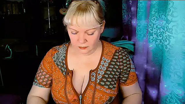 FlowerButterf online show from December 15, 2025, 9:41 pm