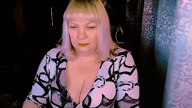 FlowerButterf online show from March 14, 2026, 8:47 pm