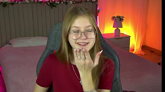 EveMundie online show from October 14, 2025, 12:28 pm