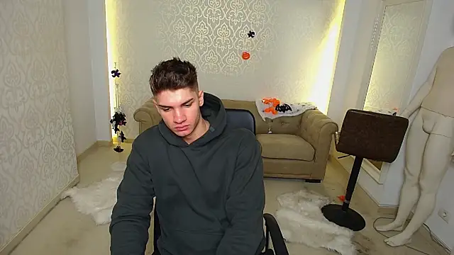 MaxKaiden online show from October 28, 2025, 5:44 am