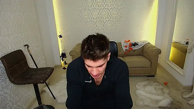 MaxKaiden online show from November 4, 2025, 5:39 am