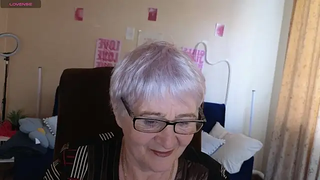 Sandra Snowflake online show from May 14, 2026, 4:08 am