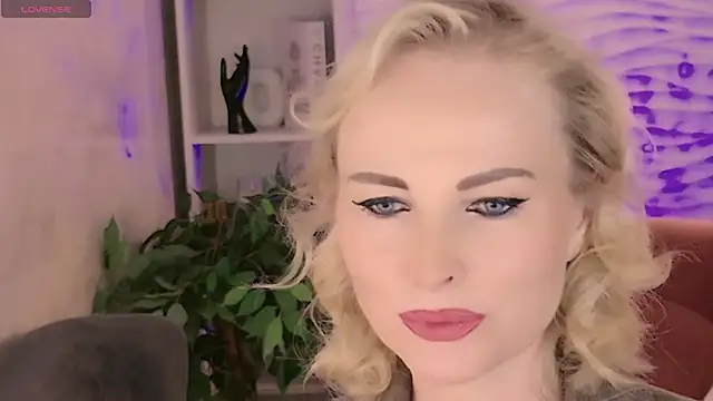 Snapshot of Sandra_Kind chatting on June 6, 2026, 5:23 am Sandra Kind online show from June 6, 2026, 5:23 am
