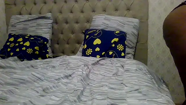 Snapshot of Louna45dv chatting on October 15, 2025, 6:52 pm Louna45dv online show from October 15, 2025, 6:52 pm