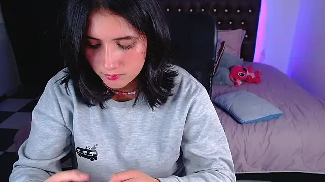 Snapshot of amy_royale chatting on March 11, 2025, 8:20 am amy royale online show from March 11, 2025, 8:20 am