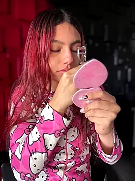 Emily-teen online show from November 4, 2025, 1:43 pm