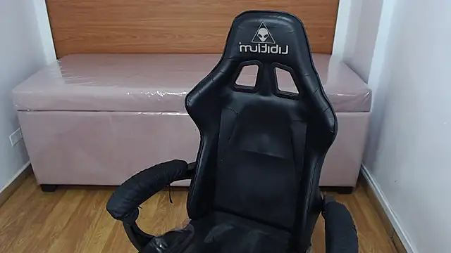 Snapshot of catalina25_t chatting on October 29, 2025, 7:59 pm catalina25 t online show from October 29, 2025, 7:59 pm