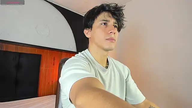 Snapshot of Allex_Cano chatting on February 26, 2026, 8:41 pm Allex Cano online show from February 26, 2026, 8:41 pm